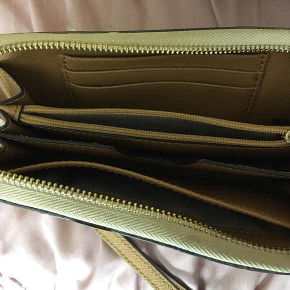 Michael Kors CrossBody With Wallet - Picture 5 of 5